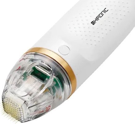 白色機身搭配金色環的微針 RF 手握把產品照。透明探頭內可看見微針探頭匣