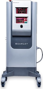 스칼렛(SCARLET) 고주파 프락셔널 레이저 장비 본체 — 상단 터치스크린 2개와 전면 SCARLET 각인, 우측 핸드피스 케이블이 보이는 이동식 카트형 타워