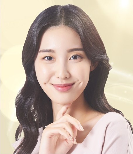 턱에 손을 얹고 정면을 바라보며 미소짓는 여성 모델