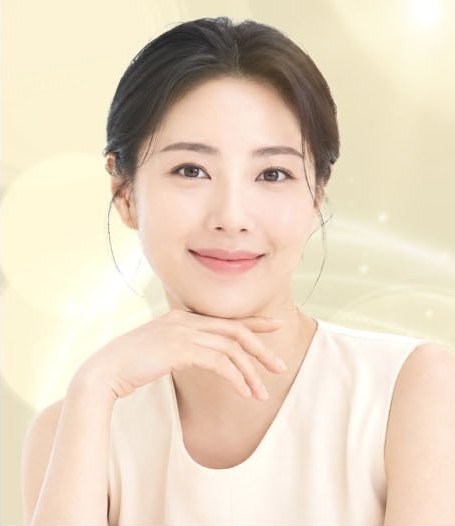 머리를 뒤로 넘겨 묶은 여성 모델이 턱 아래에 손을 받치고 정면을 보며 미소짓는 실리프팅 안내 이미지
