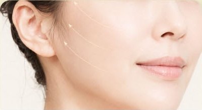 귀와 광대, 볼과 턱선이 드러나는 여성 얼굴 3/4 측면 클로즈업 — 처진 볼 리프팅 시술 부위