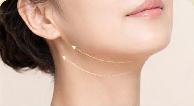 귀 아래 턱선과 목선이 함께 보이는 여성 얼굴 3/4 측면 클로즈업 — 이중턱 리프팅 시술 부위