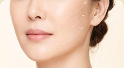 코끝과 입술, 볼과 턱이 보이는 여성 얼굴 하단 정면 클로즈업 — 팔자 주변과 심부볼 리프팅 시술 부위